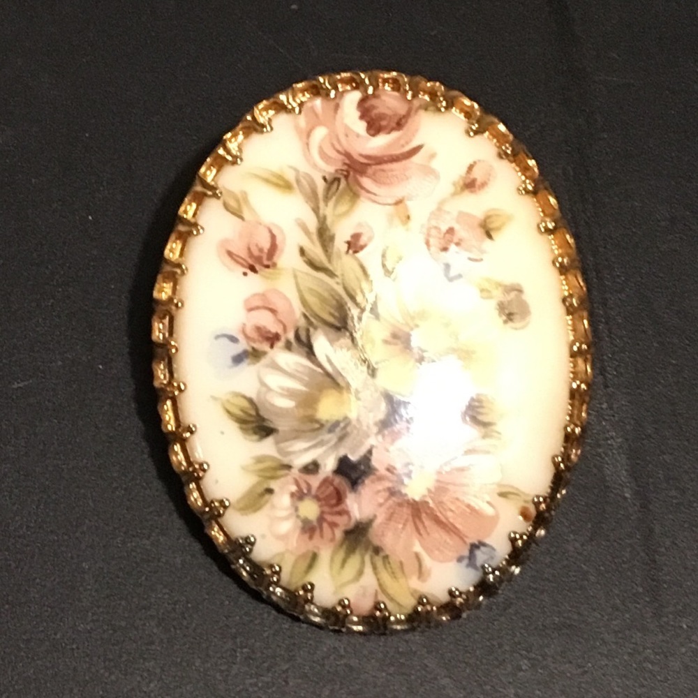 Vintage Enamel & Gold tone setting broach
